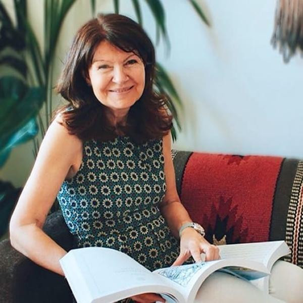 Bà Debbie Frank là nhà chiêm tinh học nổi tiếng ở Anh, thường cộng tác với các kênh truyền hình và tạp chí lớn, đã xuất bản một số cuốn sách. Ảnh: Debbie Frank.