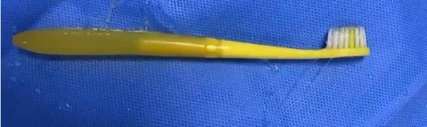 Chiếc bàn chải được lấy ra. Ảnh: JS TV. Chiếc bàn chải được lấy ra. Ảnh: JS TV.