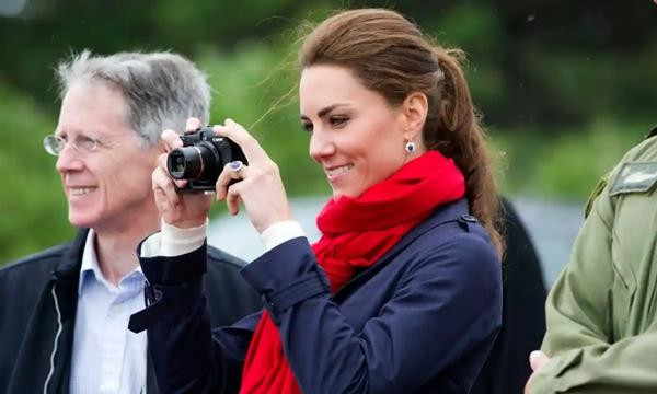 Kate tự chụp ảnh gia đình nhỏ của mình chứ không nhờ nhiếp ảnh gia chuyên nghiệp. Ảnh: Pool/ Getty Images. Kate tự chụp ảnh gia đình nhỏ của mình chứ không nhờ nhiếp ảnh gia chuyên nghiệp. Ảnh: Pool/ Getty Images.