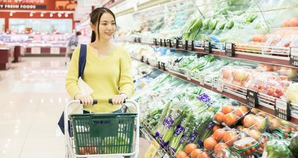 Một khách hàng mua sắm ở quầy rau củ quả trong siêu thị ở Nhật. Ảnh minh họa: Tsunagu Japan.