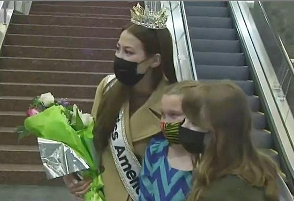 Emma vui vẻ chụp ảnh cùng những người ra đón. Ảnh: Alaska News Source. Emma vui vẻ chụp ảnh cùng những người ra đón. Ảnh: Alaska News Source.