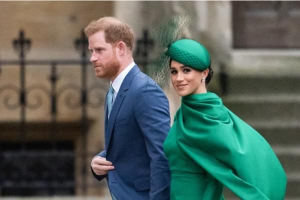 Hai diễn viên mặc trang phục giống Harry - Meghan trong bức ảnh này. Ảnh: Getty. Hai diễn viên mặc trang phục giống Harry - Meghan trong bức ảnh này. Ảnh: Getty.