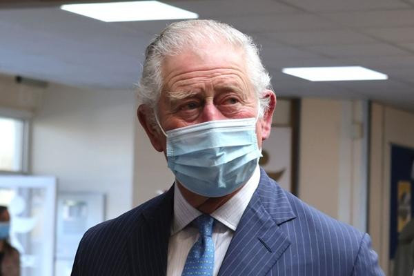 Thái tử Charles dừng lại, nhìn phóng viên, rồi không đáp mà bỏ đi. Ảnh: Ian Vogler.