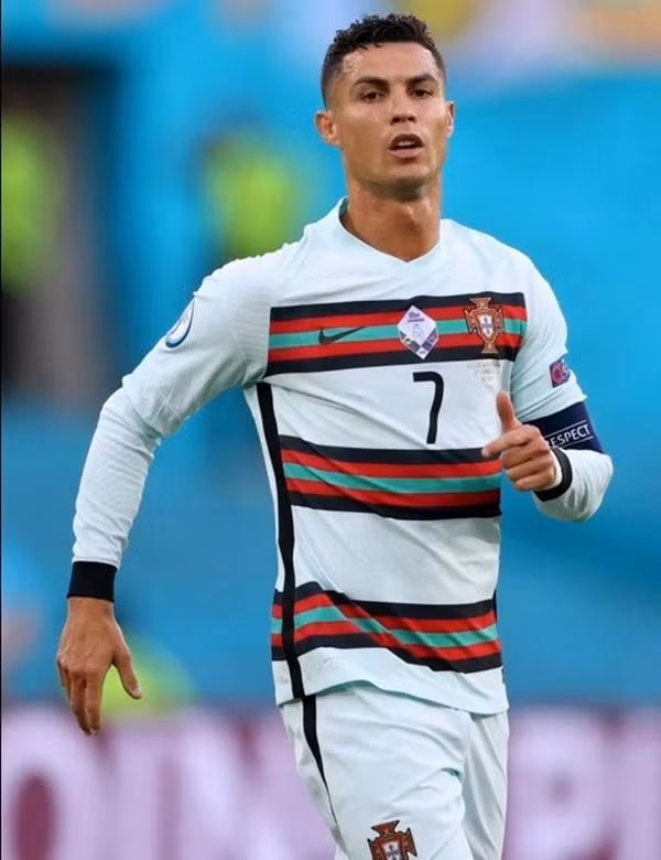 Ronaldo mặc áo dài tay ở hiệp 1. Ảnh: The Sun. Ronaldo mặc áo dài tay ở hiệp 1. Ảnh: The Sun.