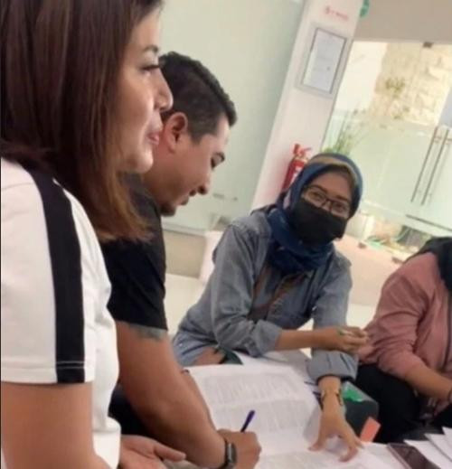 Đâu phải chỉ mình chị Cindy ngạc nhiên, nhân viên ngân hàng cũng ngạc nhiên vì có khách hàng lại quên như vậy. Ảnh: @addinn**. Đâu phải chỉ mình chị Cindy ngạc nhiên, nhân viên ngân hàng cũng ngạc nhiên vì có khách hàng lại quên như vậy. Ảnh: @addinn**.