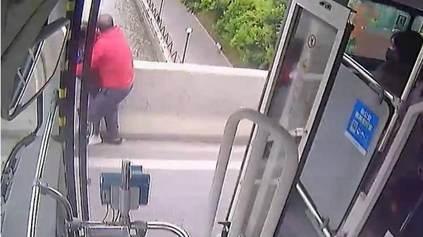 Bác lái xe buýt đã hành động rất kịp thời. Ảnh: News CN.