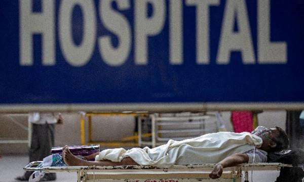 Một bệnh nhân COVID-19 đang đợi bên ngoài bệnh viện Guru Teg Bahadur (New Delhi). Ảnh: Reuters.