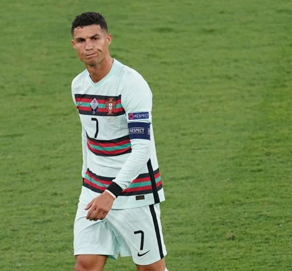 Ronaldo không giấu được nỗi thất vọng. Ảnh: Rex.