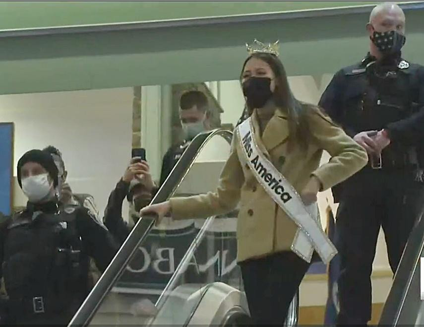 Tân Hoa hậu Mỹ ăn mặc cực kỳ giản dị khi về quê nhà. Ảnh: Alaska News Source. Tân Hoa hậu Mỹ ăn mặc cực kỳ giản dị khi về quê nhà. Ảnh: Alaska News Source.