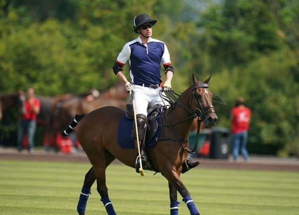 Hoàng tử William một mình tham dự trận polo gây quỹ từ thiện ở Anh hồi đầu tháng 7. Ảnh: Getty.
