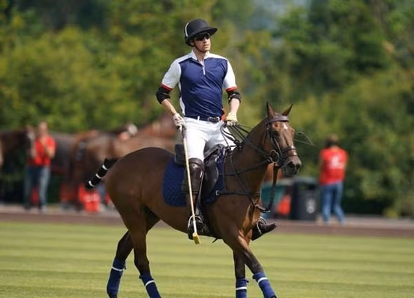Hoàng tử William một mình tham dự trận polo gây quỹ từ thiện ở Anh hồi đầu tháng 7. Ảnh: Getty.
