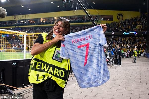 Nữ nhân viên được Ronaldo tặng áo sau trận đấu. Ảnh: Getty Images. Nữ nhân viên được Ronaldo tặng áo sau trận đấu. Ảnh: Getty Images.