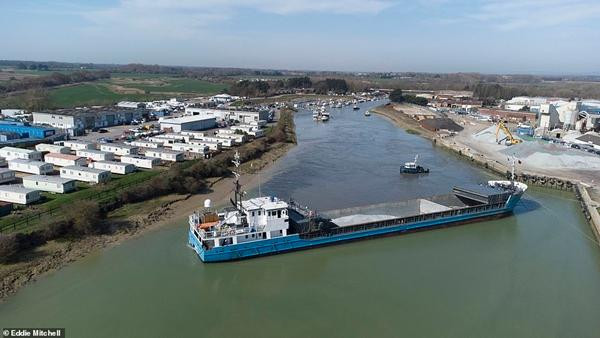 Tàu Elise bị mắc kẹt ở lòng sông đầy bùn. Ảnh: Eddie Mitchell. Tàu Elise bị mắc kẹt ở lòng sông đầy bùn. Ảnh: Eddie Mitchell.