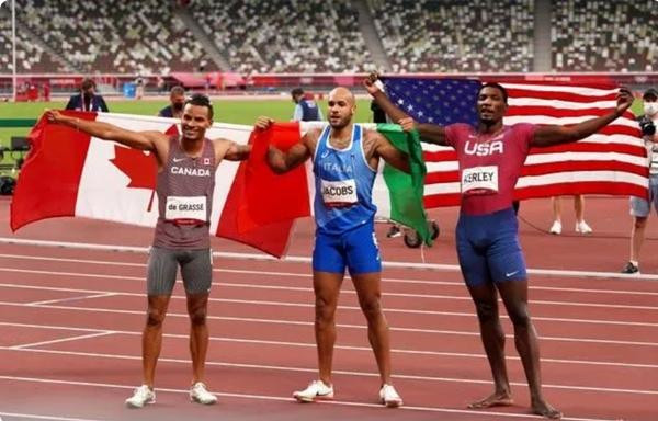 3 VĐV giành huy chương sau môn thi chạy 100m nam. Ảnh: Martin Rickett/ PA. 3 VĐV giành huy chương sau môn thi chạy 100m nam. Ảnh: Martin Rickett/ PA.