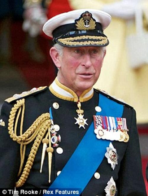 Kế hoạch về việc Thái tử Charles lên ngôi vua cũng được đăng trên khắp các tờ báo ở Anh. Ảnh: Tim Rooke/ Rex.