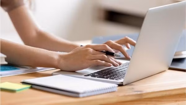 Cô giáo đề nghị Saige vẫn học online ngay sau tang lễ của bố, vì như thế sẽ bớt buồn. Ảnh minh họa: Fox News.