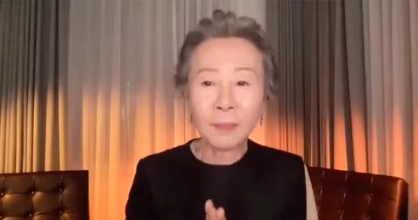 Bà Youn cũng giành giải Diễn viên phụ xuất sắc nhất tại lễ trao giải BAFTA. Ảnh: BAFTA/ Twitter. Bà Youn cũng giành giải Diễn viên phụ xuất sắc nhất tại lễ trao giải BAFTA. Ảnh: BAFTA/ Twitter.