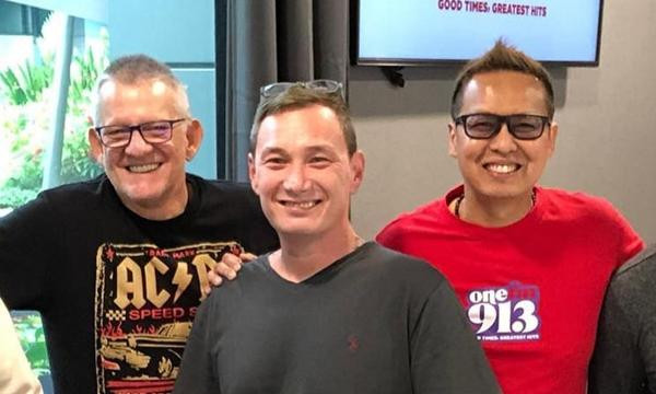 Mathieu (giữa), người đã tặng cô gái đang khóc một cốc cà phê. Ảnh: Facebook.