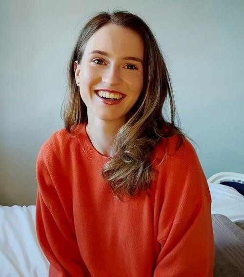 Cô gái nhận được thư của Nữ hoàng Anh. Ảnh: Honor Morisson/ SWNS.