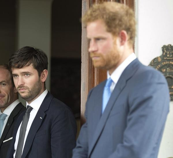 Jason Knauf (trái), cựu thư ký truyền thông của Harry - Meghan, được cho là đã gửi đơn khiếu nại về việc Meghan bắt nạt nhân viên. Ảnh: Tim Rooke/ REX. Jason Knauf (trái), cựu thư ký truyền thông của Harry - Meghan, được cho là đã gửi đơn khiếu nại về việc Meghan bắt nạt nhân viên. Ảnh: Tim Rooke/ REX.