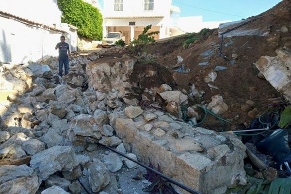 Một bức tường bị đổ do động đất. Ảnh: Uriel Sanchez/ Reuters.