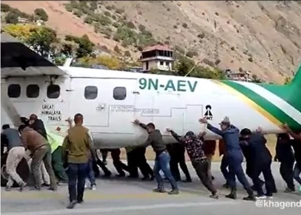 Hãng hàng không nói rằng hành khách tự nguyện giúp đẩy máy bay chứ không phải bị bắt buộc. Ảnh: Samrat. Hãng hàng không nói rằng hành khách tự nguyện giúp đẩy máy bay chứ không phải bị bắt buộc. Ảnh: Samrat.