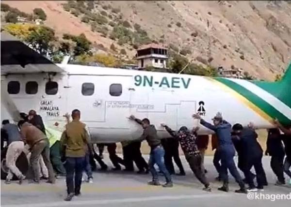 Hãng hàng không nói rằng hành khách tự nguyện giúp đẩy máy bay chứ không phải bị bắt buộc. Ảnh: Samrat.