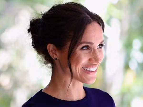 Trong giấy khai sinh của con mình, Meghan đã từ bỏ hoàn toàn các tước vị Hoàng gia. Ảnh: Pool/ Getty Images.