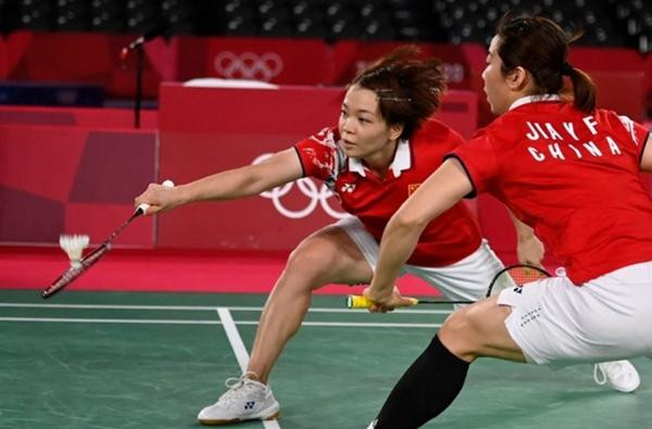 2 VĐV Trung Quốc thi đấu cầu lông với Hàn Quốc. Ảnh: AP-Yonhap.