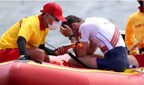 VĐV Na Uy rất buồn bã sau khi được nhân viên cứu hộ kéo lên. Ảnh: Getty. VĐV Na Uy rất buồn bã sau khi được nhân viên cứu hộ kéo lên. Ảnh: Getty.