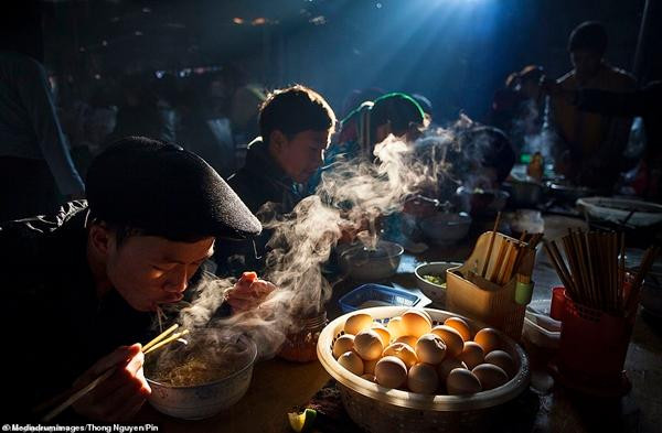 Bức ảnh “Bữa sáng ở chợ hằng tuần” của tác giả Thông Nguyễn. Bức ảnh “Bữa sáng ở chợ hằng tuần” của tác giả Thông Nguyễn.