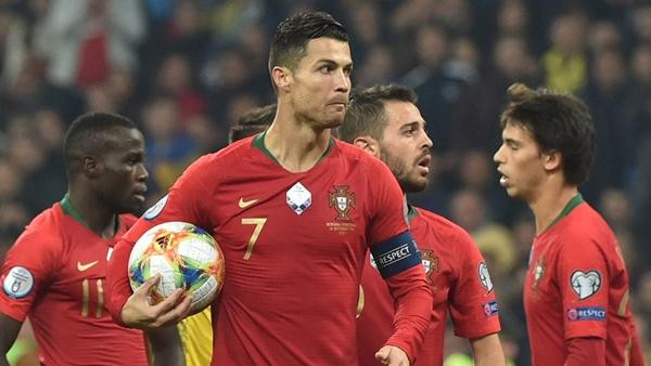 Ronaldo mặc áo số 7 ở đội tuyển quốc gia. Ảnh: Sky Sports.