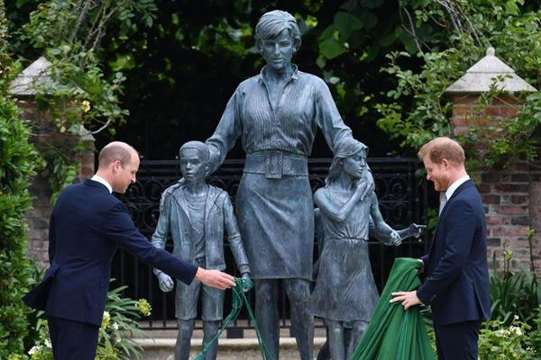 Anh em William - Harry trong sự kiện khánh thành tượng Công nương Diana. Ảnh: PA Images.