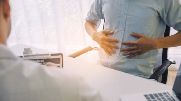 Vương bị đau bụng dữ dội sau khi ăn. Ảnh minh họa: Getty Images.