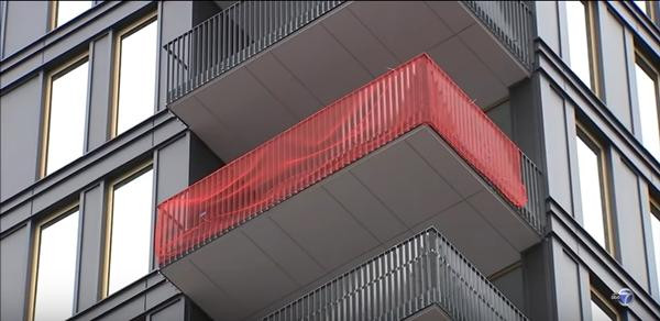 Một số kỹ sư cho rằng những thanh dọc ở ban công chính là nguyên nhân. Ảnh: ABC. Một số kỹ sư cho rằng những thanh dọc ở ban công chính là nguyên nhân. Ảnh: ABC.