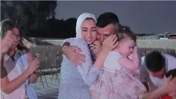 Mustafa và người nhà hò reo chúc mừng lẫn nhau khi các Kim Tự Tháp được chiếu đèn màu xanh da trời. Ảnh: YouTube.