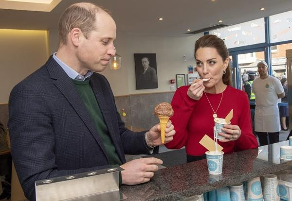 Vợ chồng William - Kate cũng rất thận trọng trong ăn uống khi làm việc bên ngoài. Ảnh: Arthur Edwards/ Getty Images.