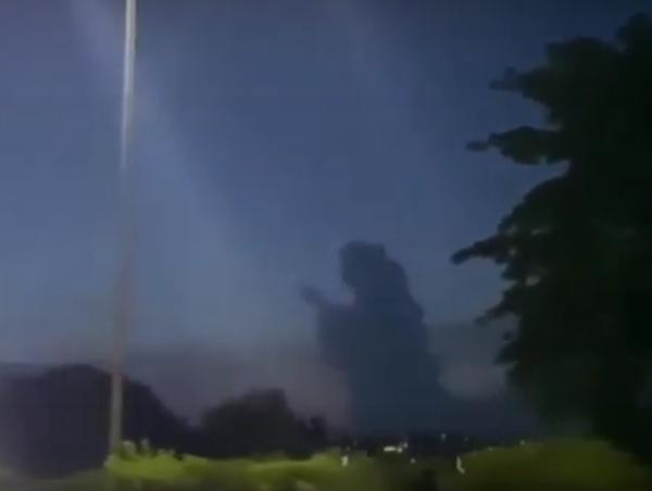 Nhiều người đăng những bức ảnh khác nhau về "hình bóng bí ẩn" trên bầu trời. Ảnh: APB. Nhiều người đăng những bức ảnh khác nhau về "hình bóng bí ẩn" trên bầu trời. Ảnh: APB.