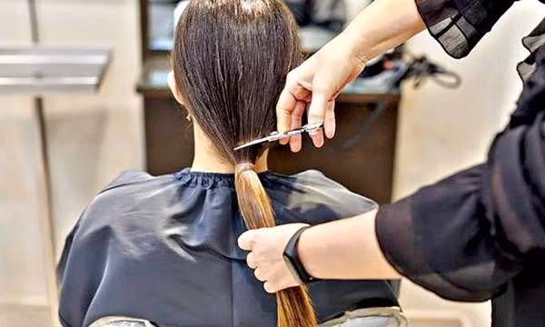 Một tiệm làm tóc có thể phải trả khoản bồi thường khổng lồ vì cắt hỏng tóc khách hàng. Ảnh minh họa: The Daily Star. Một tiệm làm tóc có thể phải trả khoản bồi thường khổng lồ vì cắt hỏng tóc khách hàng. Ảnh minh họa: The Daily Star.