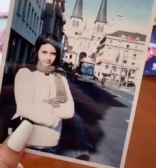 Cô gái cho mọi người xem ảnh mẹ mình. Ảnh: @metu**.