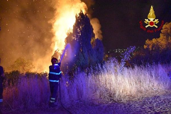 Những người lính cứu hỏa cố dập lửa ở Sicily. Ảnh: Vigili del Fuoco/ AFP/ Getty).