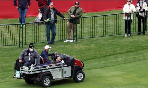 Tom được chở ra khỏi sân. Ảnh: Getty. Tom được chở ra khỏi sân. Ảnh: Getty.