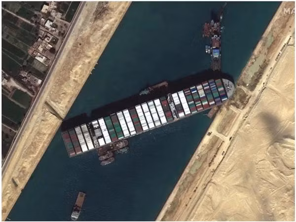 Hình ảnh tàu Ever Given ở kênh đào Suez vào ngày 27/3. Ảnh: Kristin Carringer/ Maxar.