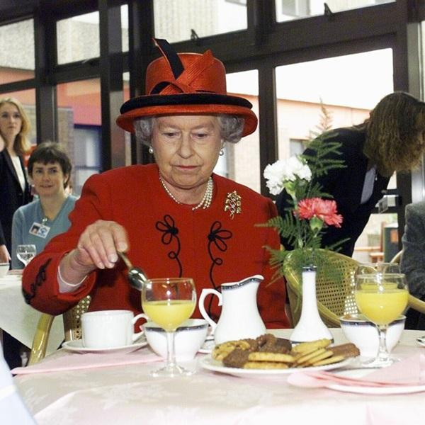 Những người giúp việc cũ cho biết, Nữ hoàng rất hạn chế ăn hải sản. Ảnh: Anwar Hussein/ Getty Images.