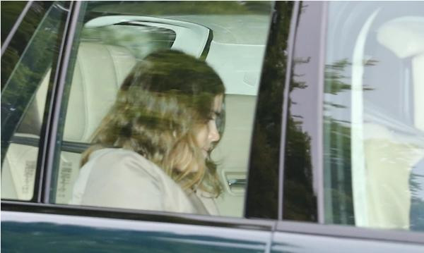 Công chúa Eugenie, con gái của Vương tử Andrew, cũng đã bay tới Balmoral. Ảnh: The Sun. Công chúa Eugenie, con gái của Vương tử Andrew, cũng đã bay tới Balmoral. Ảnh: The Sun.