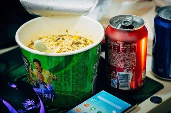 Món mỳ gói đã khó tiêu, không nên uống cùng nước ngọt có gas khi ăn. Ảnh minh họa: 4hw. Món mỳ gói đã khó tiêu, không nên uống cùng nước ngọt có gas khi ăn. Ảnh minh họa: 4hw.