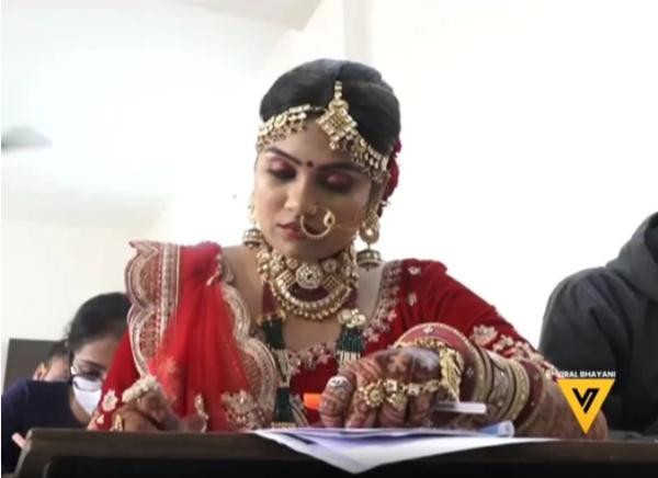 Cô dâu đi thi ở trường đại học. Ảnh: Times of India.