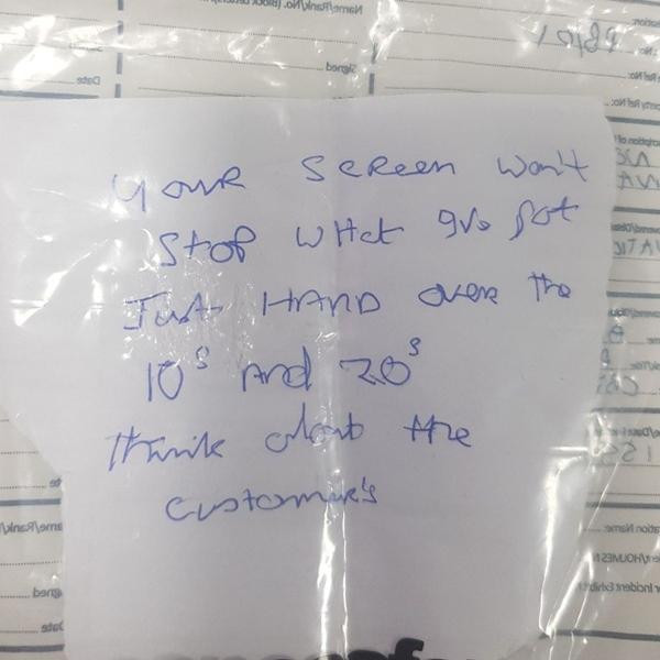 Đây là tờ giấy mà tên cướp đưa cho nhân viên ngân hàng, bạn có đọc được không? Ảnh: Cảnh sát Sussex. Đây là tờ giấy mà tên cướp đưa cho nhân viên ngân hàng, bạn có đọc được không? Ảnh: Cảnh sát Sussex.