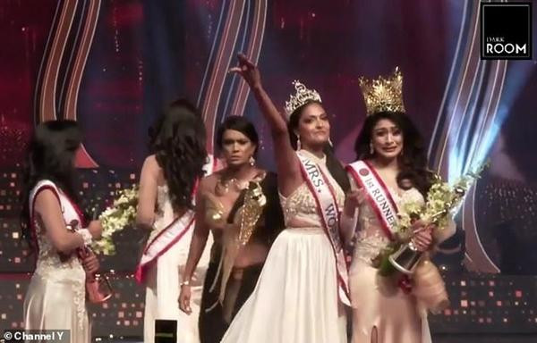 Jurie tự quyết, đặt vương miện lên đầu Á hậu 1, còn De Silva khóc lóc bỏ đi. Ảnh: Channel Y. Jurie tự quyết, đặt vương miện lên đầu Á hậu 1, còn De Silva khóc lóc bỏ đi. Ảnh: Channel Y.