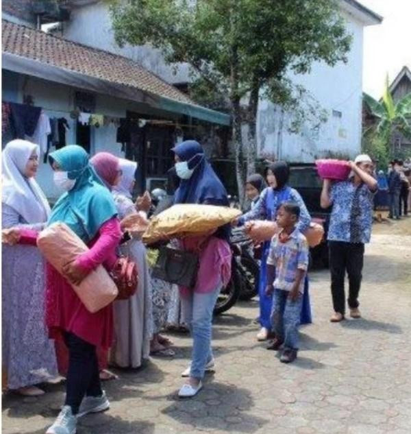 Không hiểu thế nào mà hai nhà "thông gia" lại chẳng nhận ra mặt nhau, nên chẳng phát hiện ra là nhầm. Ảnh: Tribunnews.